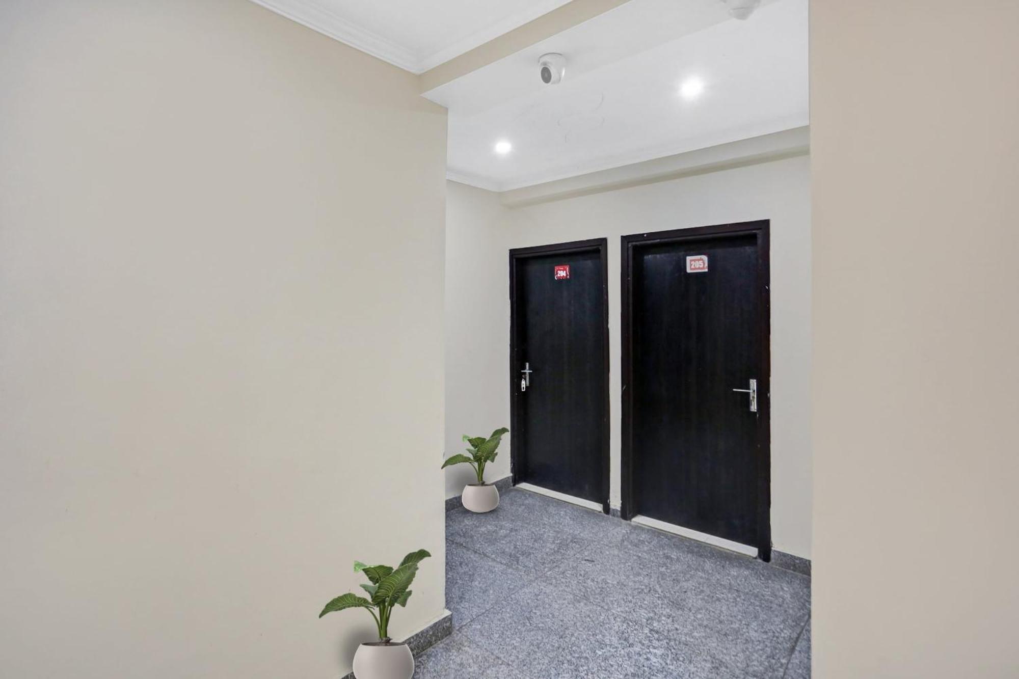 Hotel O Hotel Blue Orchid New Delhi Bagian luar foto