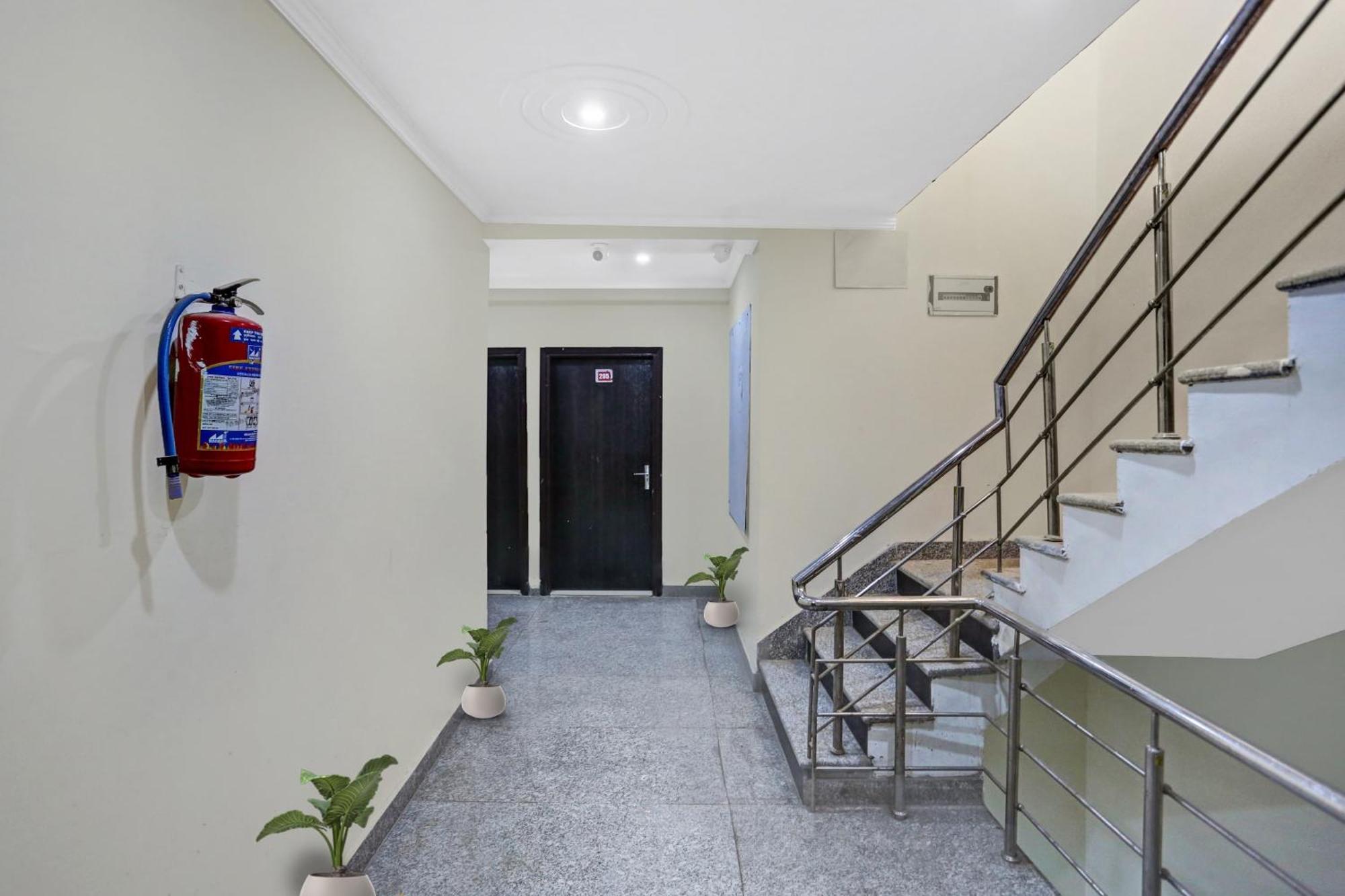 Hotel O Hotel Blue Orchid New Delhi Bagian luar foto