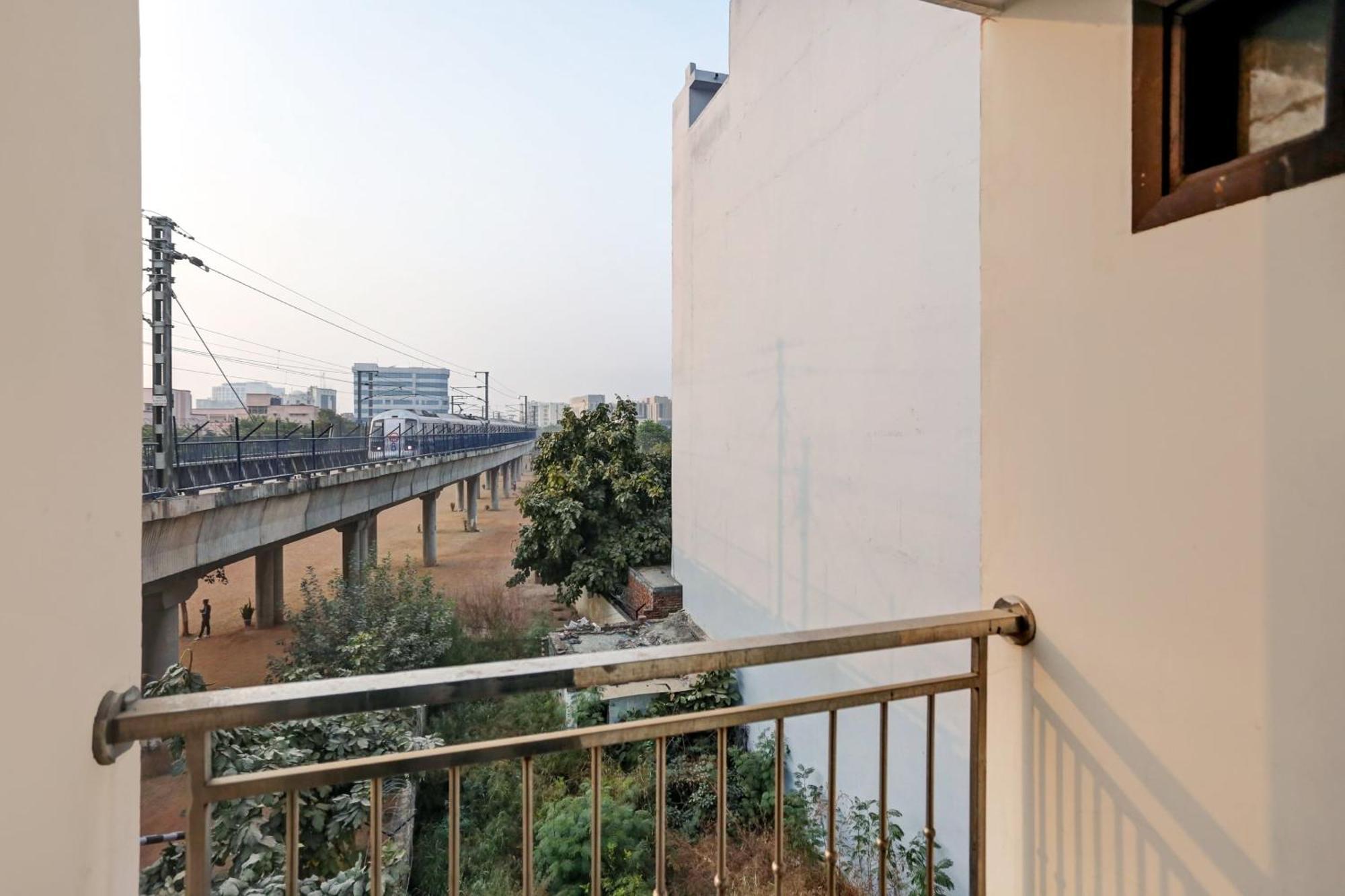 Hotel O Hotel Blue Orchid New Delhi Bagian luar foto